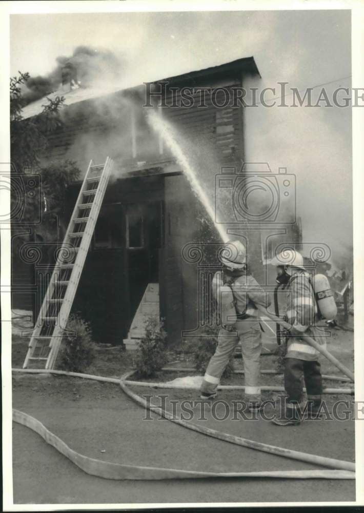 1986 Press Photo Firefighters at Pompey New York House Fire on Oran Station Road- Historic Images