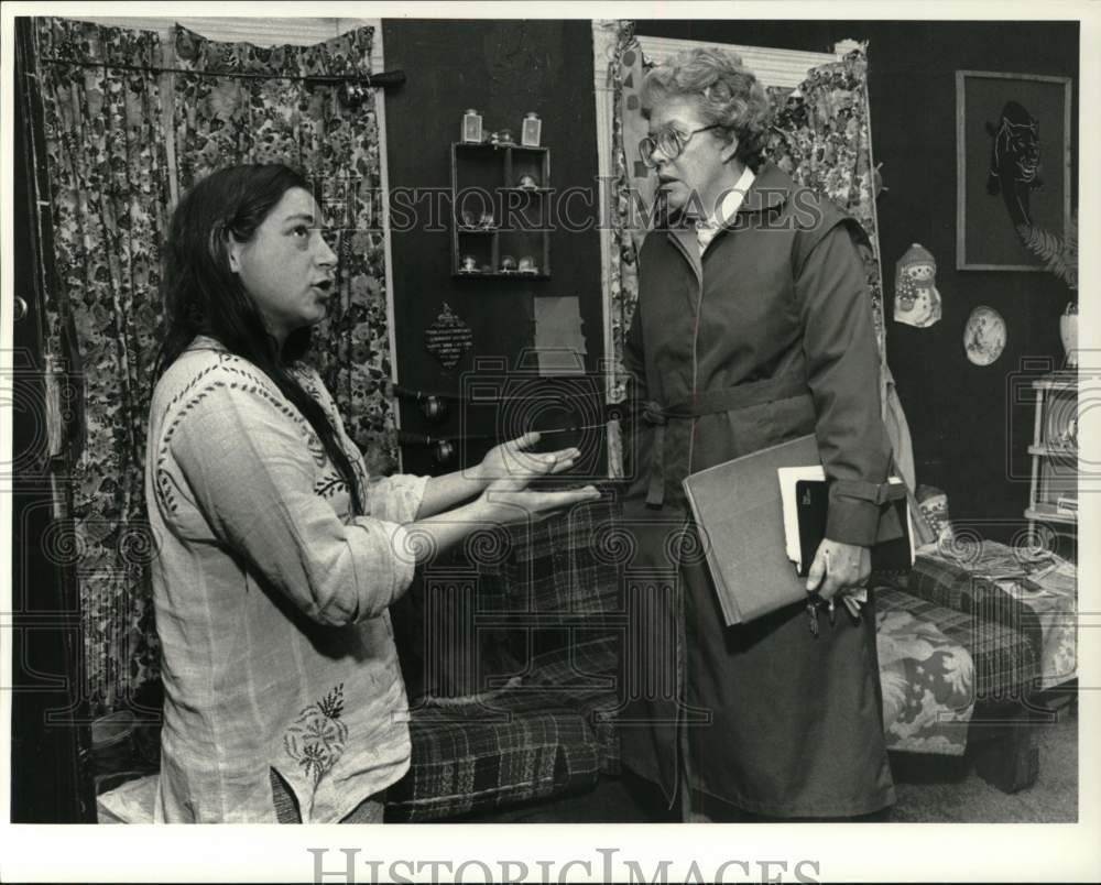 1987 Press Photo New York-Mary Ann Gibson talks to Althea Chase at her apartment- Historic Images