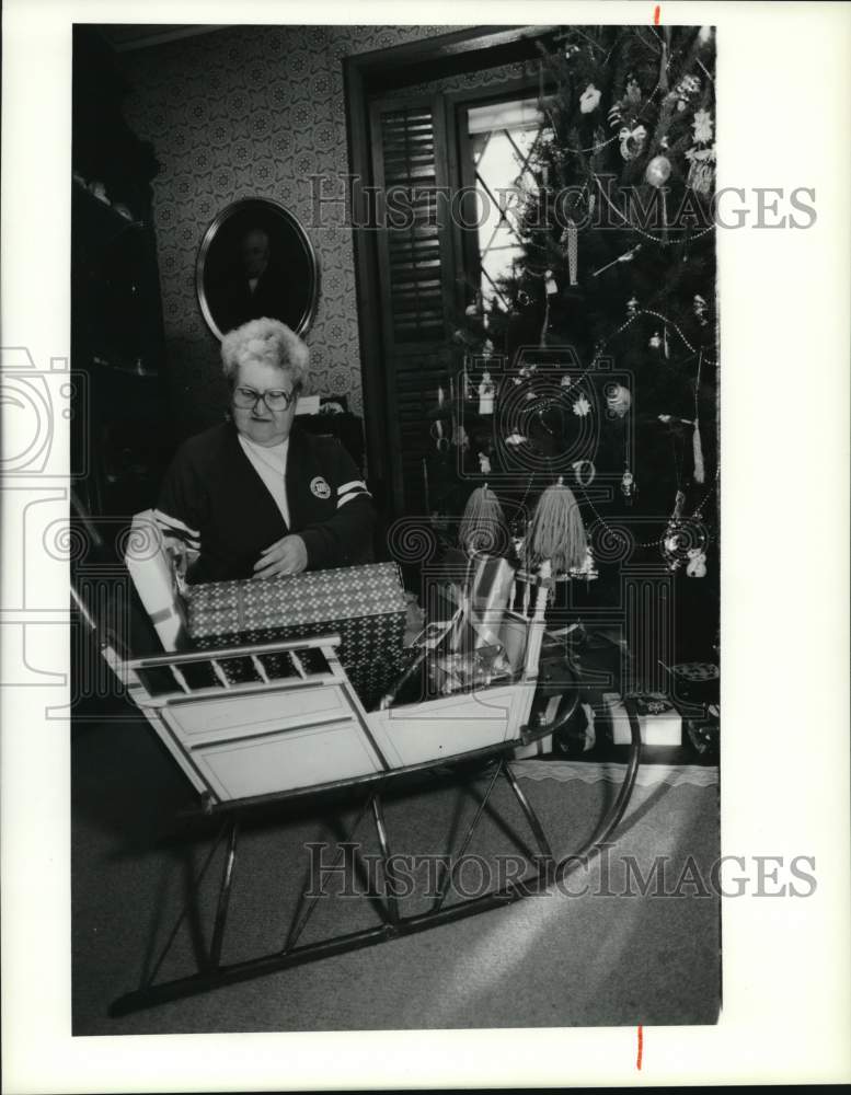 1989 Press Photo Magdalena Colamaio Decorates Madison County Historical Society