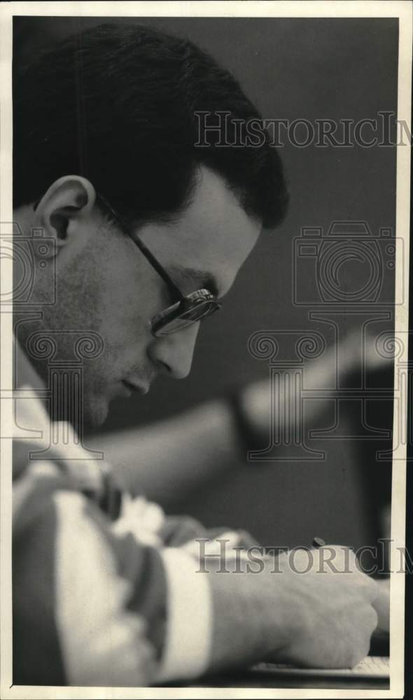 1987 Press Photo Basketball Scorekeeper Lou D'Agostino at St. Joseph's Church- Historic Images