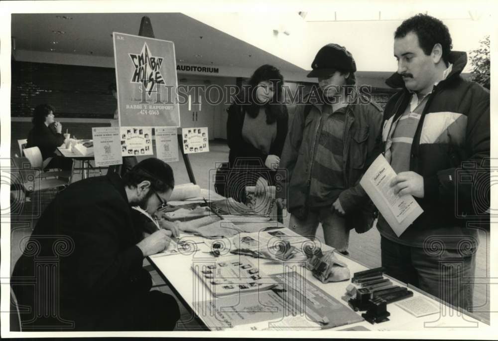 1987 Press Photo Rabbi Yehuda Clapman visits with Syracuse University students