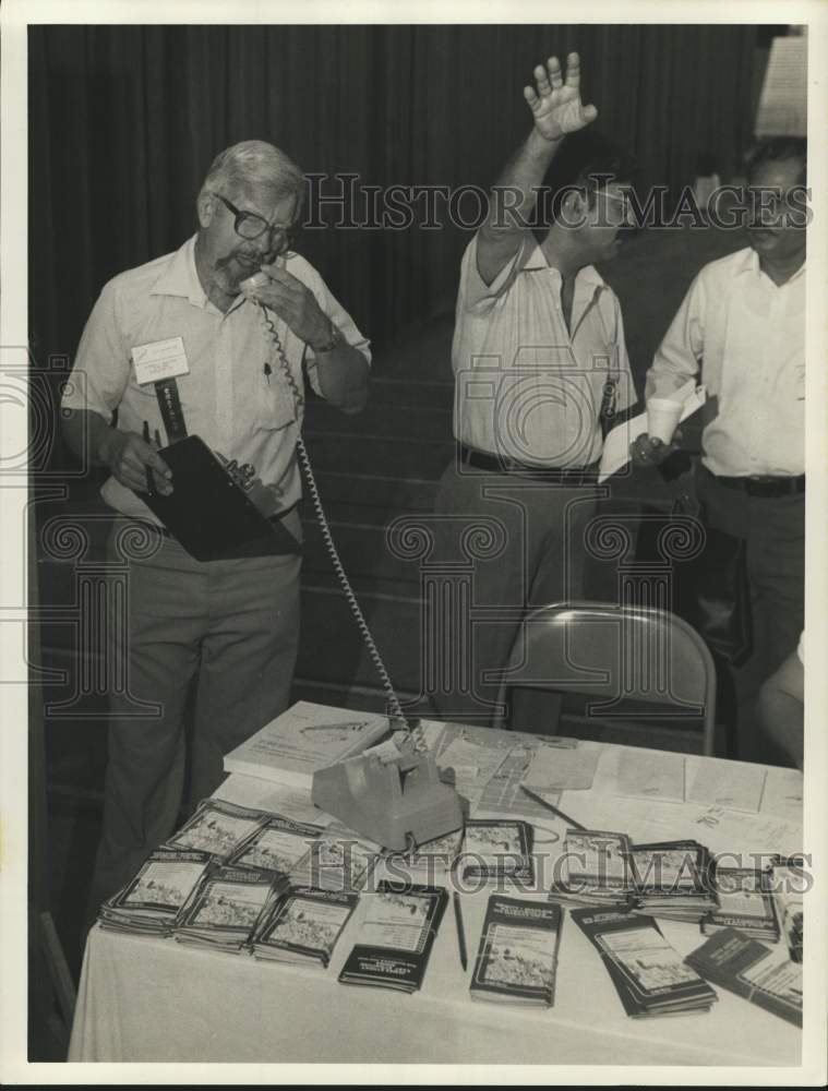 1986 Press Photo Robert Burgess & Mohan Wali of International Ecology Conference- Historic Images