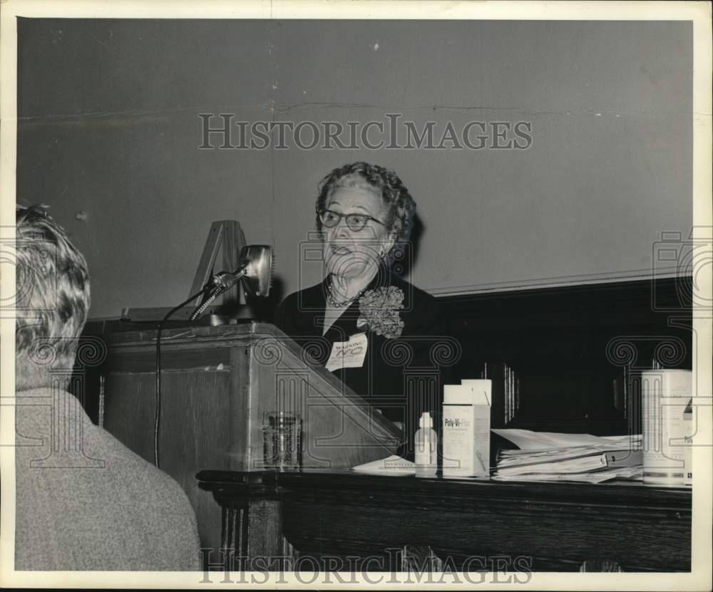 1964 Press Photo Mrs. Frederick Bull Speaking Against Fluoridation at Meeting