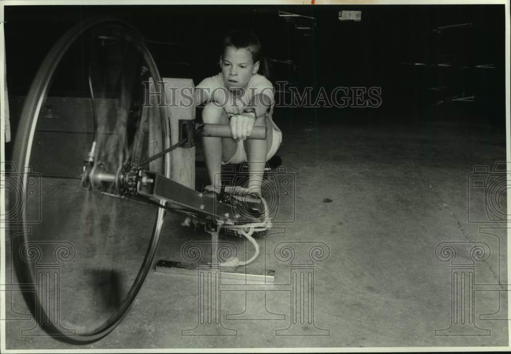 1987 Press Photo Drew Keenan Exercising on Row Machine at Boathouse - sya35414- Historic Images