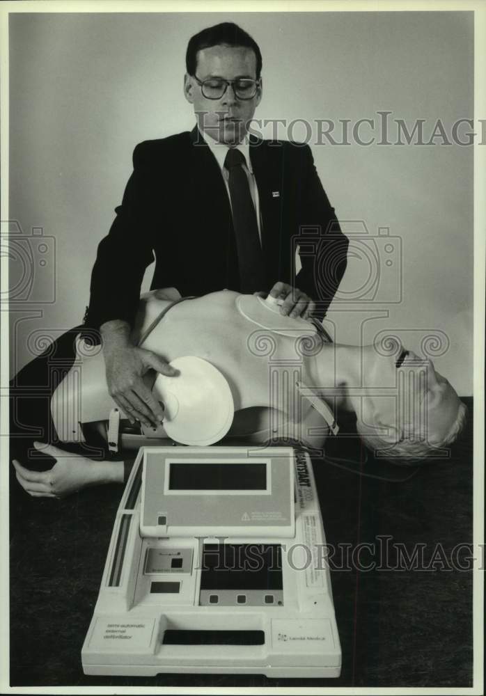 1989 Press Photo Wayne Freeman Demonstrates Semi-Automatic Defibrillator- Historic Images