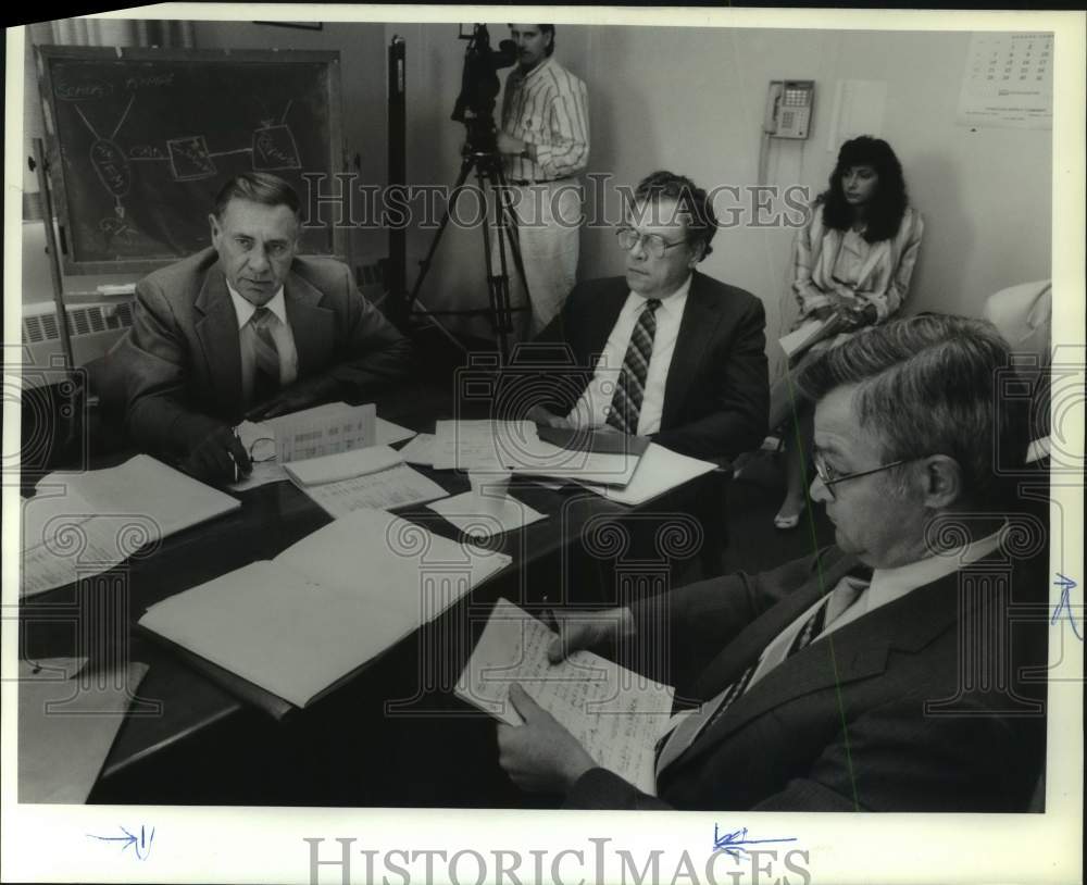 1989 Press Photo Executive Director John Easterly at Meeting with Executives- Historic Images