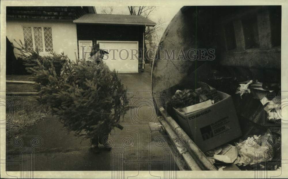 1985 Press Photo Sanitation Worker Duane Royal on Mitchell Avenue in Mattydale- Historic Images