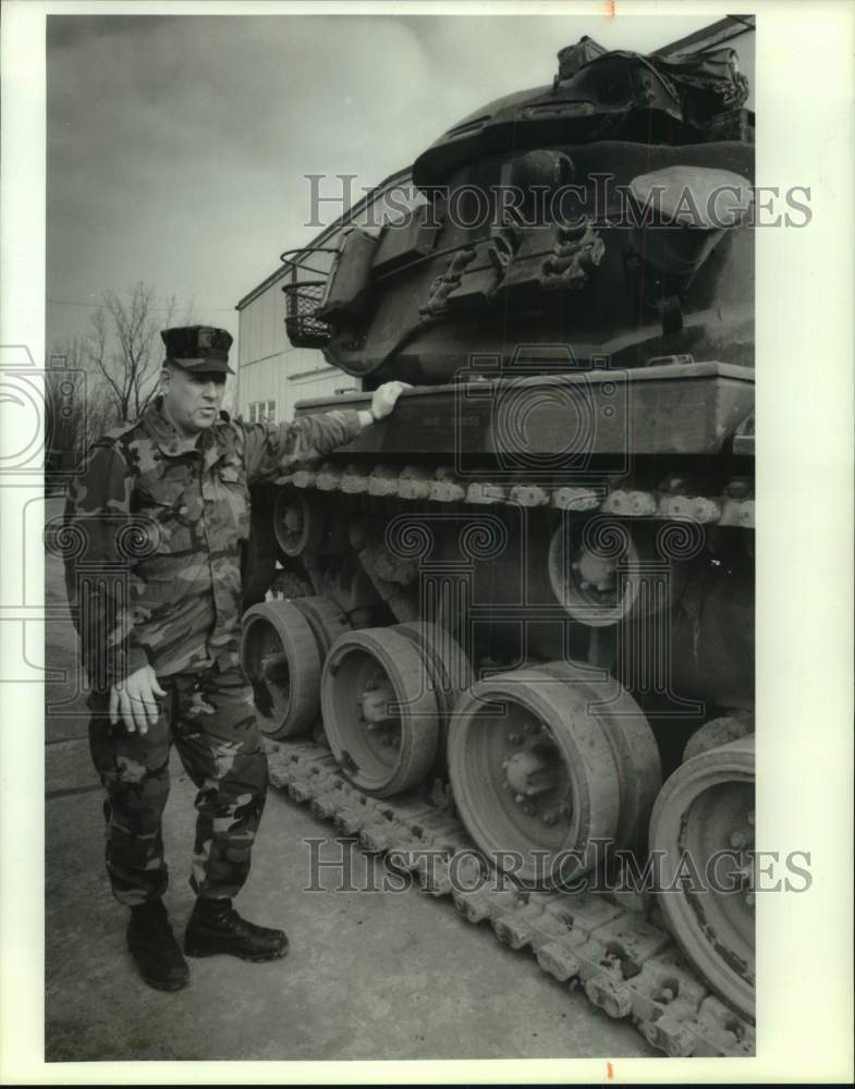 1990 Press Photo Master Gunnery Sergeant William Gleason of B Company with Tank