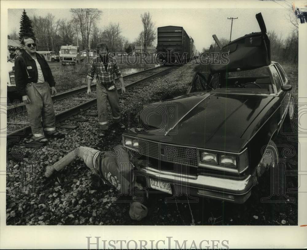 1989 Press Photo Phoenix, New York-A car was struck by a train on Bridge Street- Historic Images