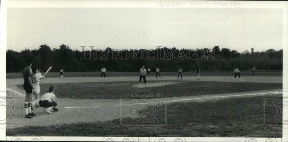 1987 Press Photo Men and Women Softball Leagues at King Park Town of Onondaga- Historic Images