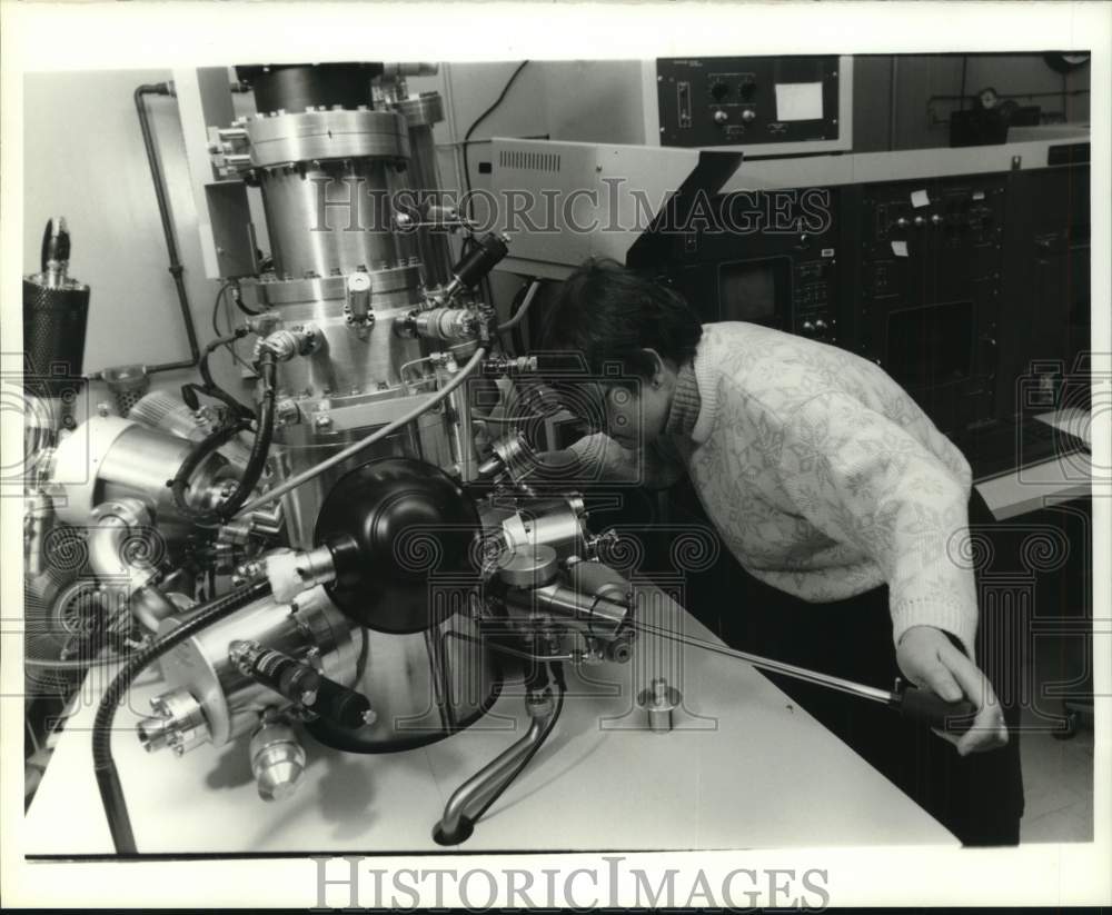 1989 Press Photo Lois Walsh Examining Microchips with Electron Microscope- Historic Images