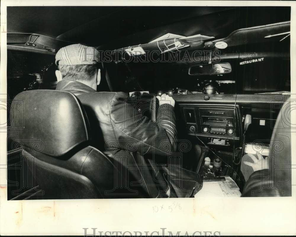 1983 Press Photo Volunteer From Neighborhood Watch Cruises Syracuse Streets- Historic Images