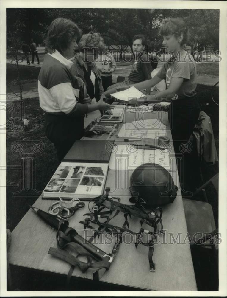 1985 Press Photo Members of the Syracuse University Outing Club at Booth- Historic Images