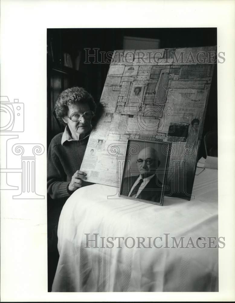 1992 Press Photo Betty Shedlock with Election Memorabilia and fathers Portrait- Historic Images