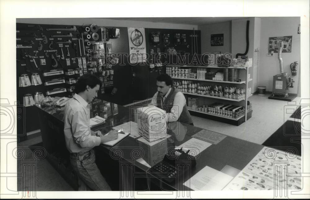 1991 Press Photo FW Webb Co. Show Room on Vine Street, Syracuse, New York- Historic Images