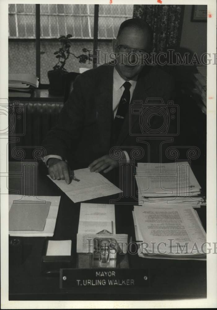 1984 Press Photo Mayor T. Urling Walker seated at Desk with Paperwork- Historic Images