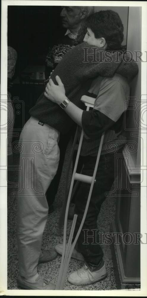 1990 Press Photo Ara Tadevasian hugs Sue Karl at Crouse Irving Memorial Hospital- Historic Images