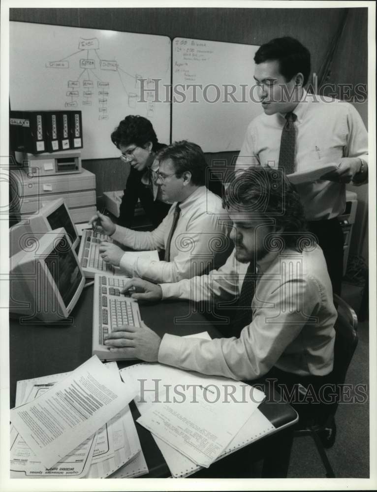 1990 Press Photo Gaylord Brothers&#39; Employees with Library System Computers- Historic Images