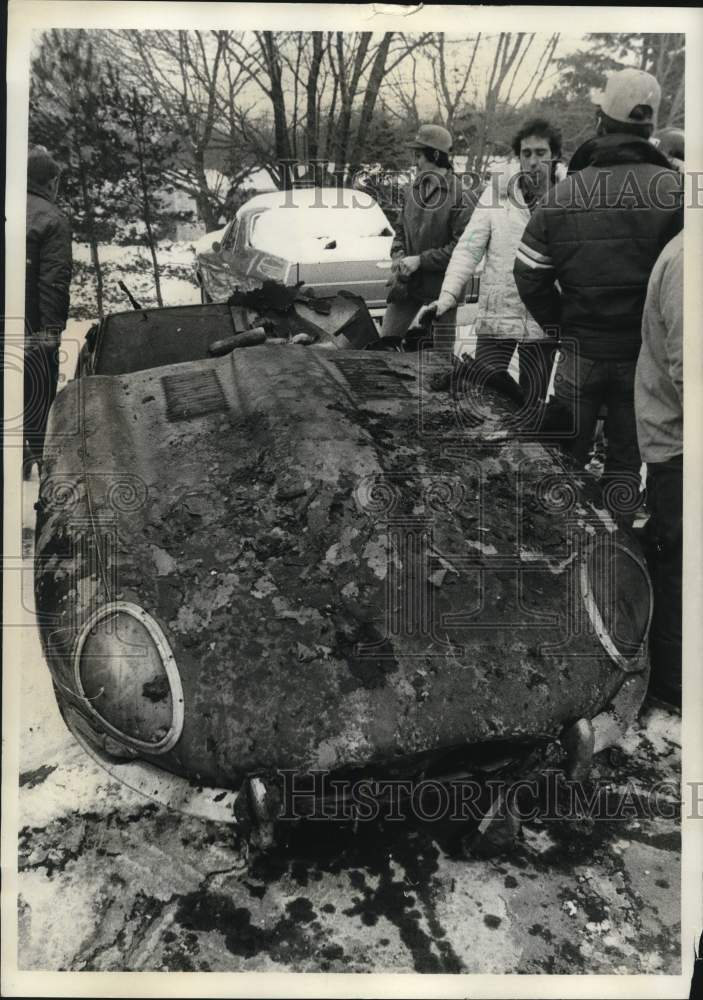 1983 Press Photo Owner Doug Moot at Tri-Color Auto Paint Shop Fire in Madison- Historic Images