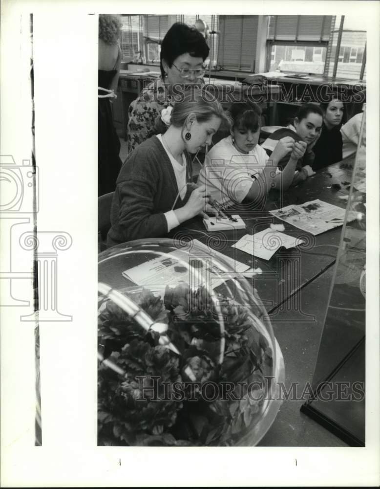 1992 Press Photo High School Students make Silk Flowers with Mieko Takahashi- Historic Images