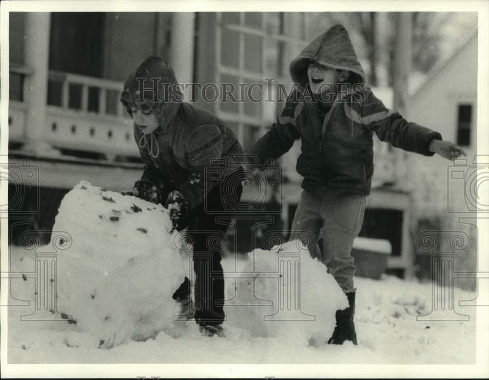 1985 Press Photo Phoenix-Jason Hart and Nicky Hopkins roll snowballs at bus stop- Historic Images