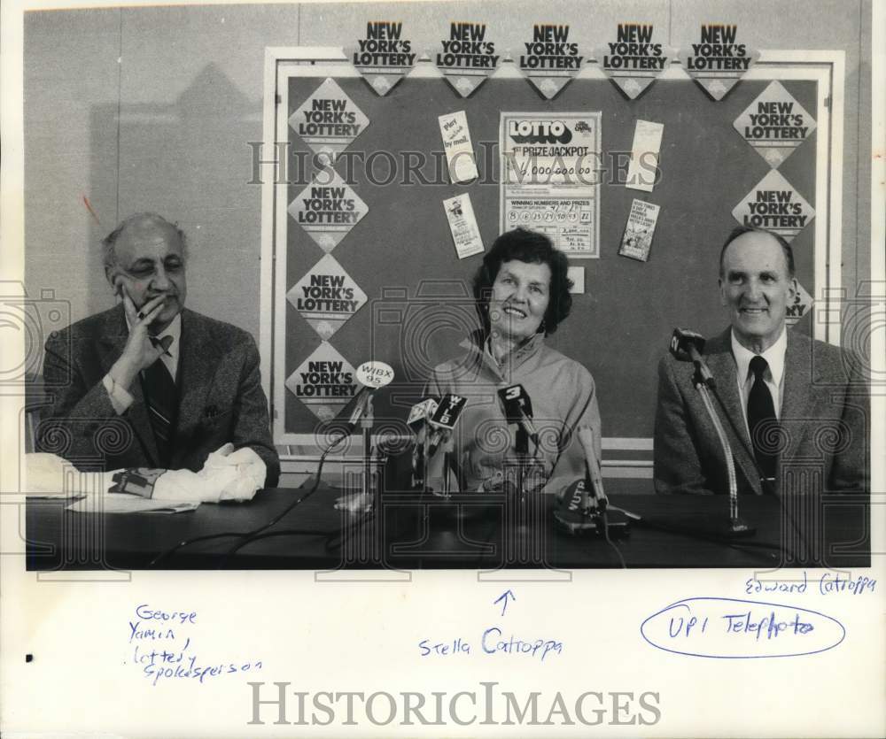 1984 Press Photo New York Lottery&#39;s George Yamin With Stella &amp; Edward Catroppa- Historic Images