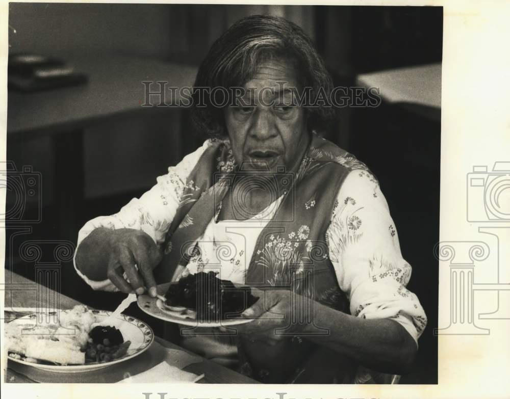 1985 Press Photo Elizabeth Richardson has lunch at Booker T. Washington Center- Historic Images