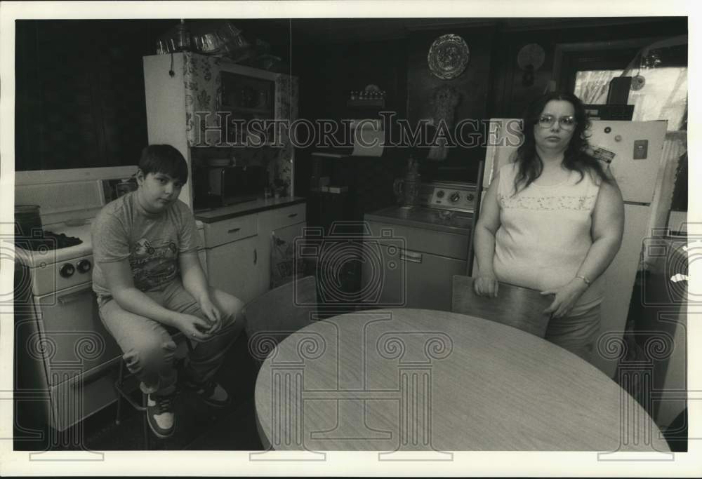 1986 Press Photo Timothy & Celia Friot Pose in Kitchen - sya47502- Historic Images