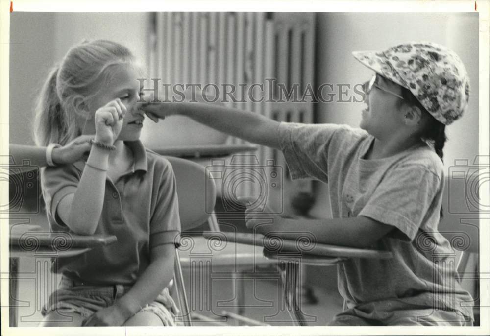 1992 Press Photo Syracuse-Christina Hartman "steals" nose of Tiffany Rothenberg