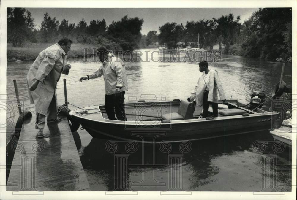 1986 Press Photo Deputy Sheriff Gene Stivers Tickets Boater at Owasco Outlet