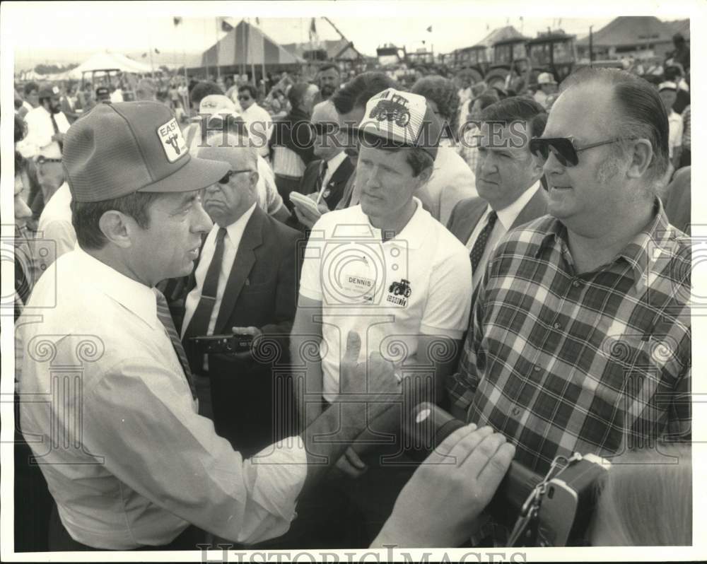 1986 Press Photo Pompey-Mario Cuomo talks with the masses at Empire Farm Days- Historic Images