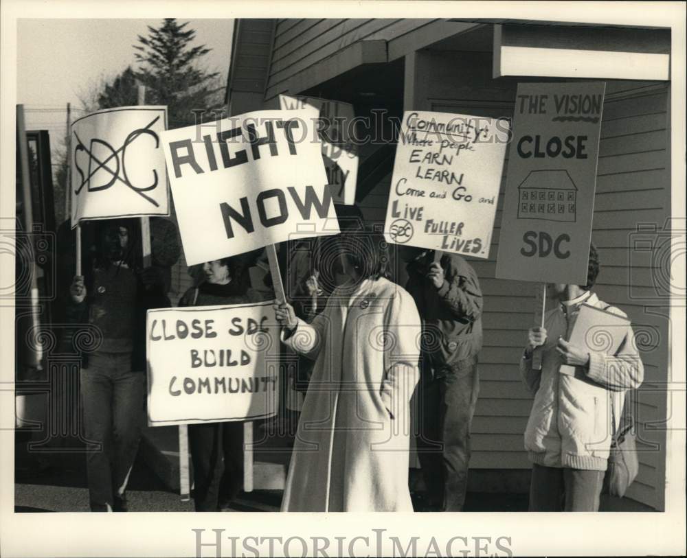 1988 Press Photo Syracuse Development Center Protesters at Drumlin College- Historic Images