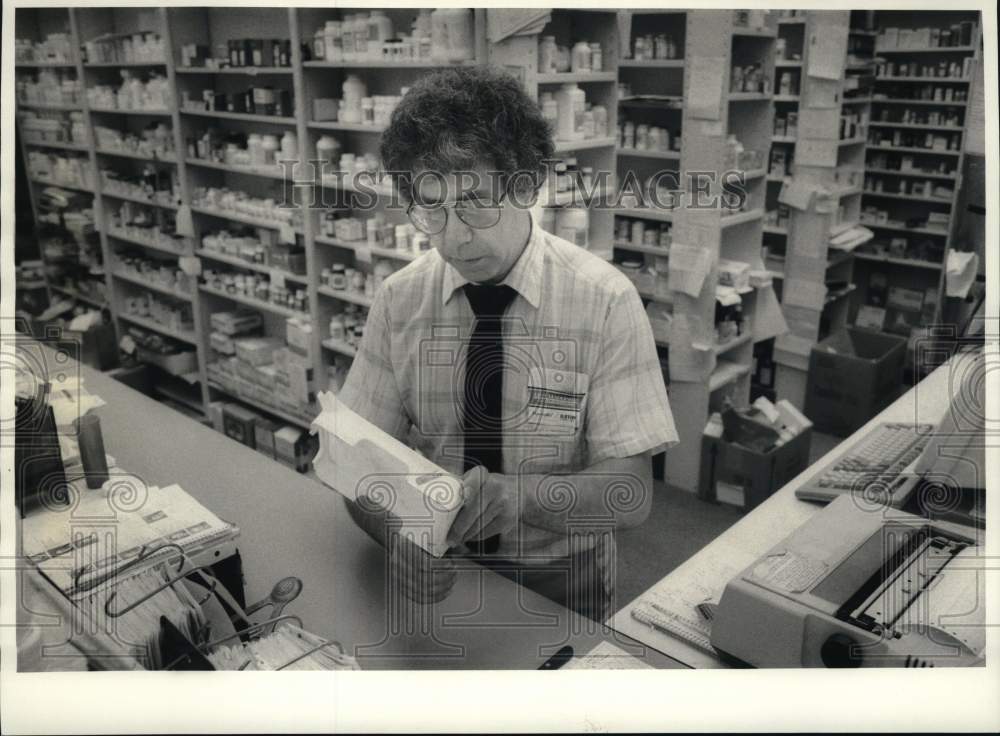 1985 Press Photo Pharmacist Stan Myerson at Working at Drumlins Pharmacy- Historic Images