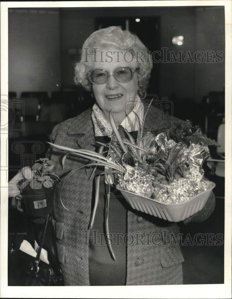 1986 Press Photo Ruth Schmidt with Exchange Plants, Liverpool Public Library- Historic Images