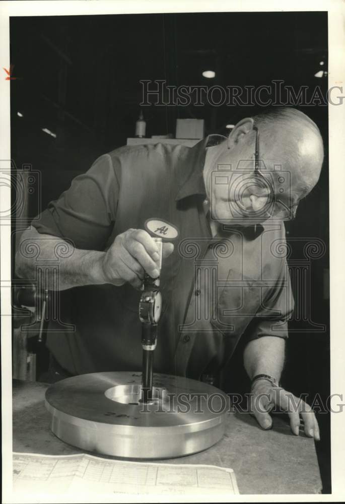 1987 Press Photo Alfred Myhill Working at Black Clawson - sya48751- Historic Images