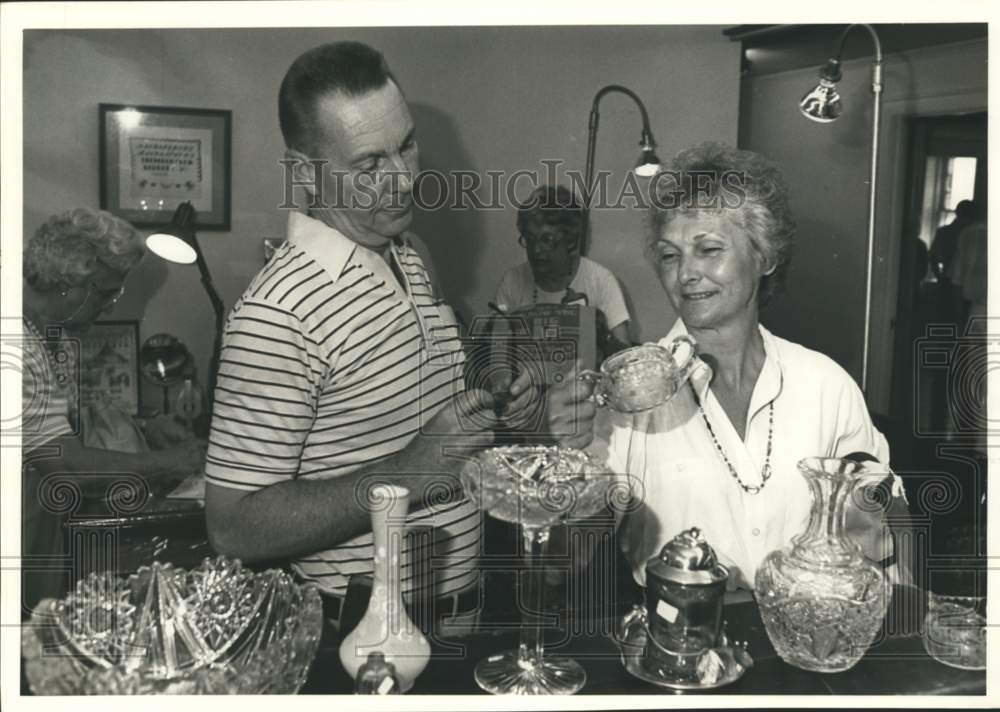 1987 Press Photo Antique Show and Sale at United Methodist Church, Skaneateles- Historic Images