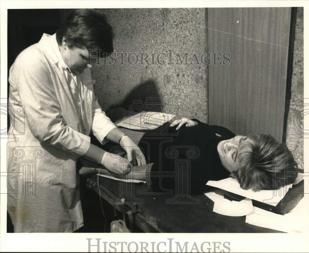 Press Photo Donor Ellen Timoney with Nurse Joyce Beckett at Bloodmobile- Historic Images