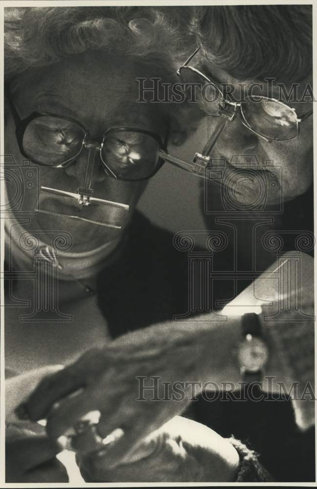 1992 Press Photo Jackie Gimter and Arlene Specht work on Embroidery Project- Historic Images