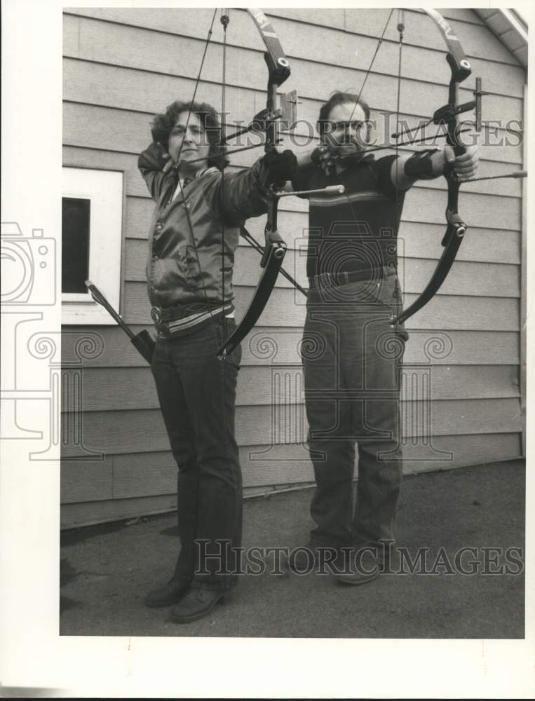1985 Press Photo Archery Champions Maynard & Vicki Samson Aim Bows, Cortland- Historic Images