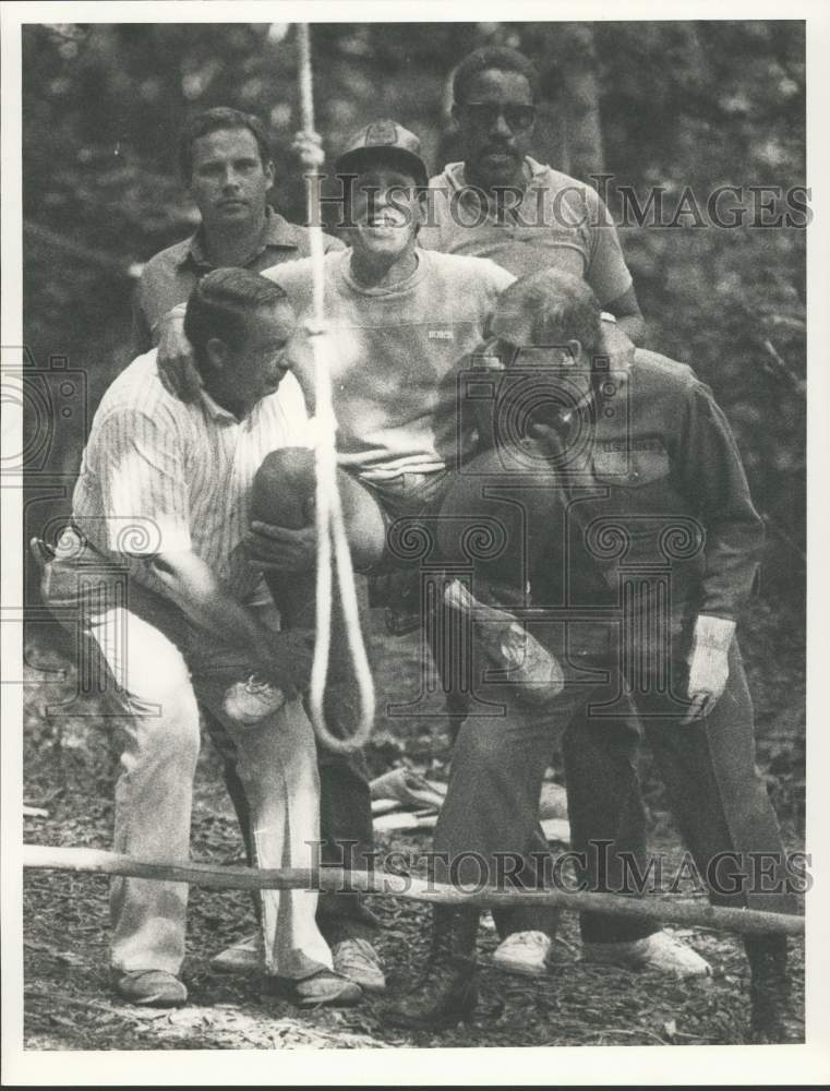 1987 Press Photo Dave Contrera with Anheuser-Busch Employees at Ropes Course- Historic Images