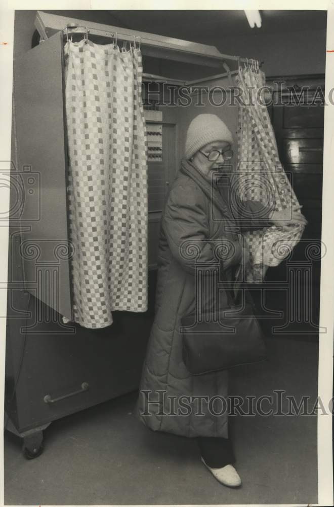 1986 Press Photo Edith Gillespie Voting at East Syracuse Municipal Building- Historic Images