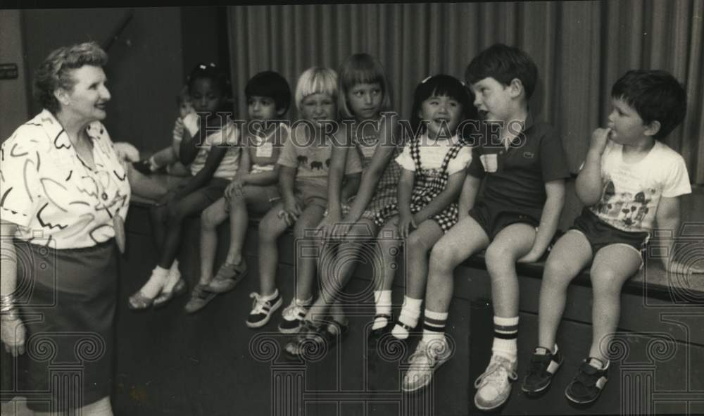 1986 Press Photo Millie Blackburn with Children from around the World- Historic Images