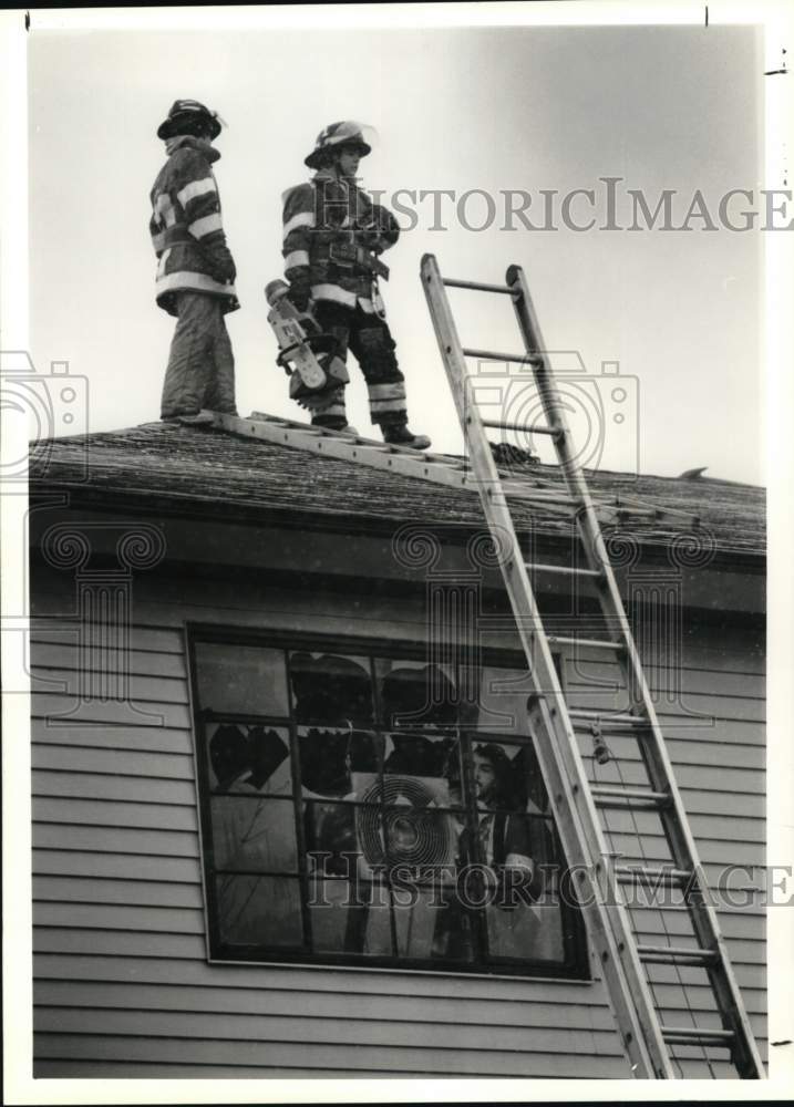 1990 Press Photo East Syracuse Firefighters at Springfield Garden Apartment Roof- Historic Images