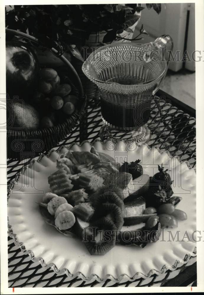 1989 Press Photo Fruit Salad in Yolanda Food Display - sya55982- Historic Images