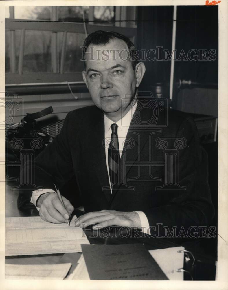 1966 Press Photo Syracuse Assistant Superintendent Edwin E. Weeks Jr.- Historic Images