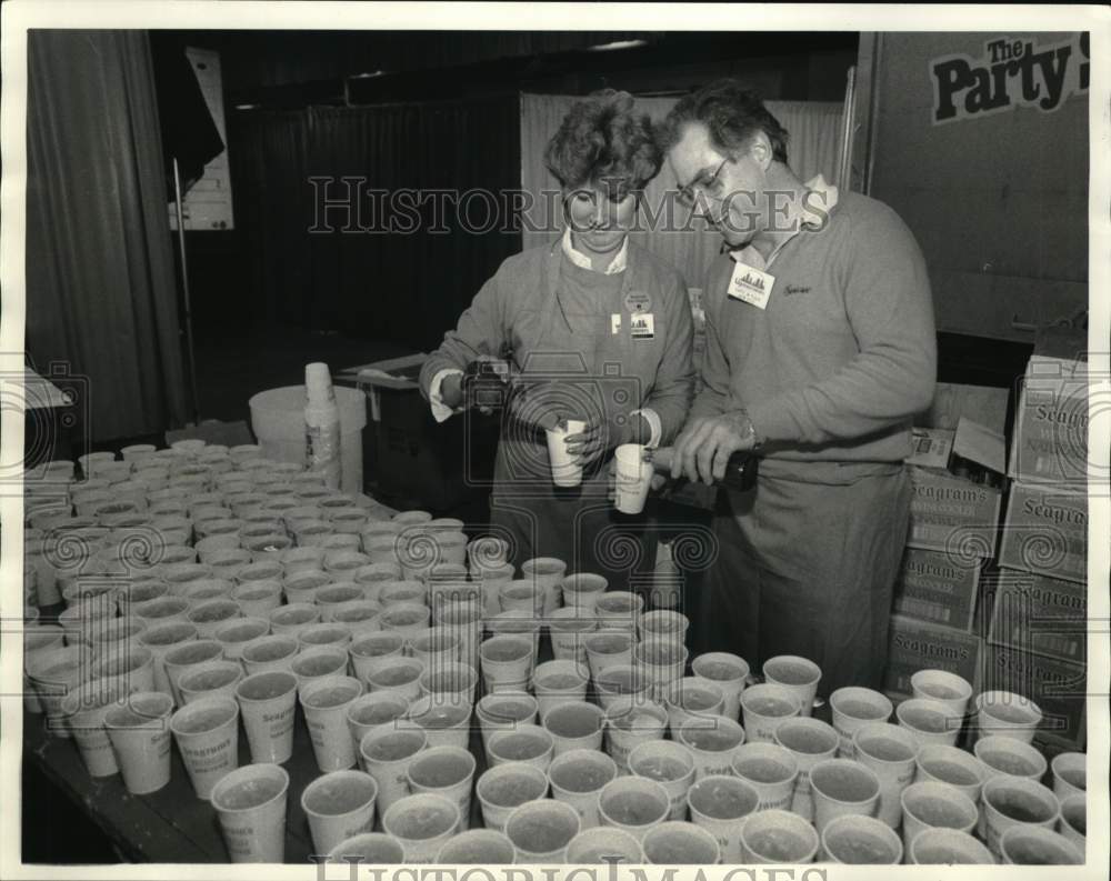 1987 Press Photo Linda Maloney &amp; Jack Hyde pour wine coolers for fans, New York- Historic Images