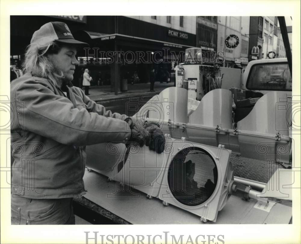 1990 Press Photo Darrin Burnet puts cowls on Traffic Lights in Syracuse- Historic Images