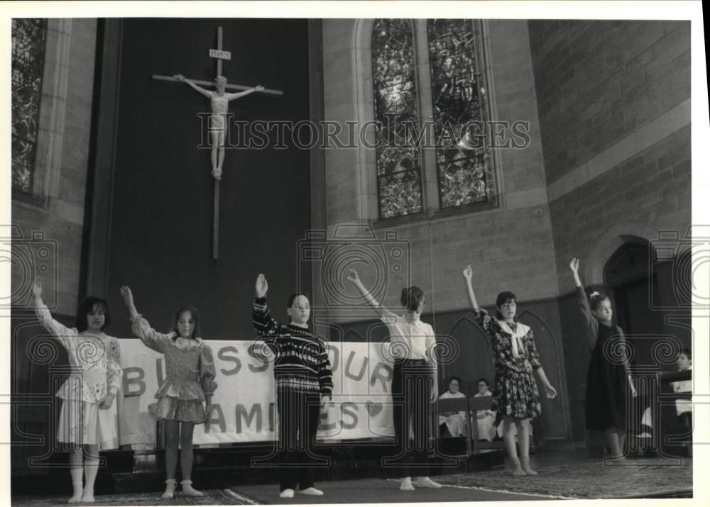 1990 Press Photo Blessed Sacrament Church, Family Appreciation Day Performance- Historic Images