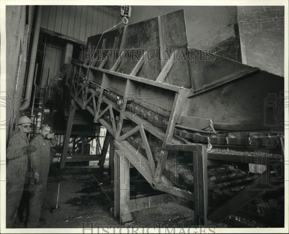 1985 Press Photo Workers Remove Conveyor at Ley Creek Shredder Plant, New York- Historic Images