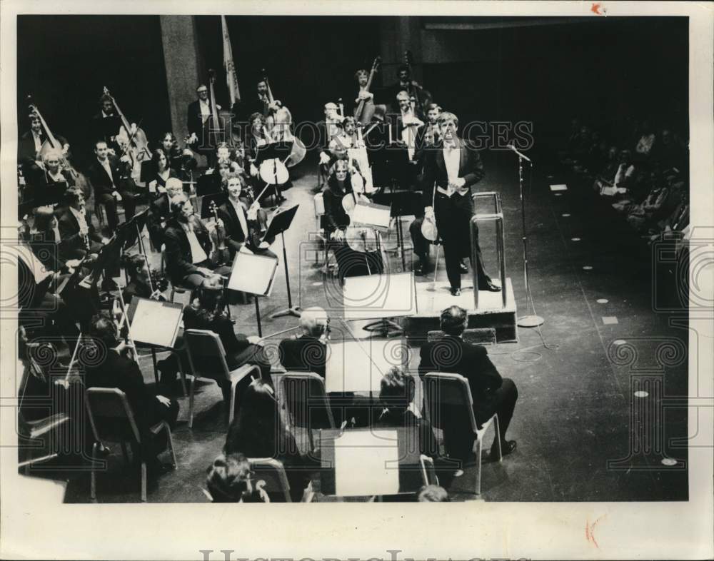 1980 Press Photo Conductor Christopher Keene with Syracuse Symphony Orchestra- Historic Images